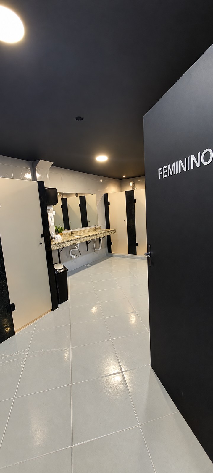 Entrada do vestiário feminino com vista pros lavatórios